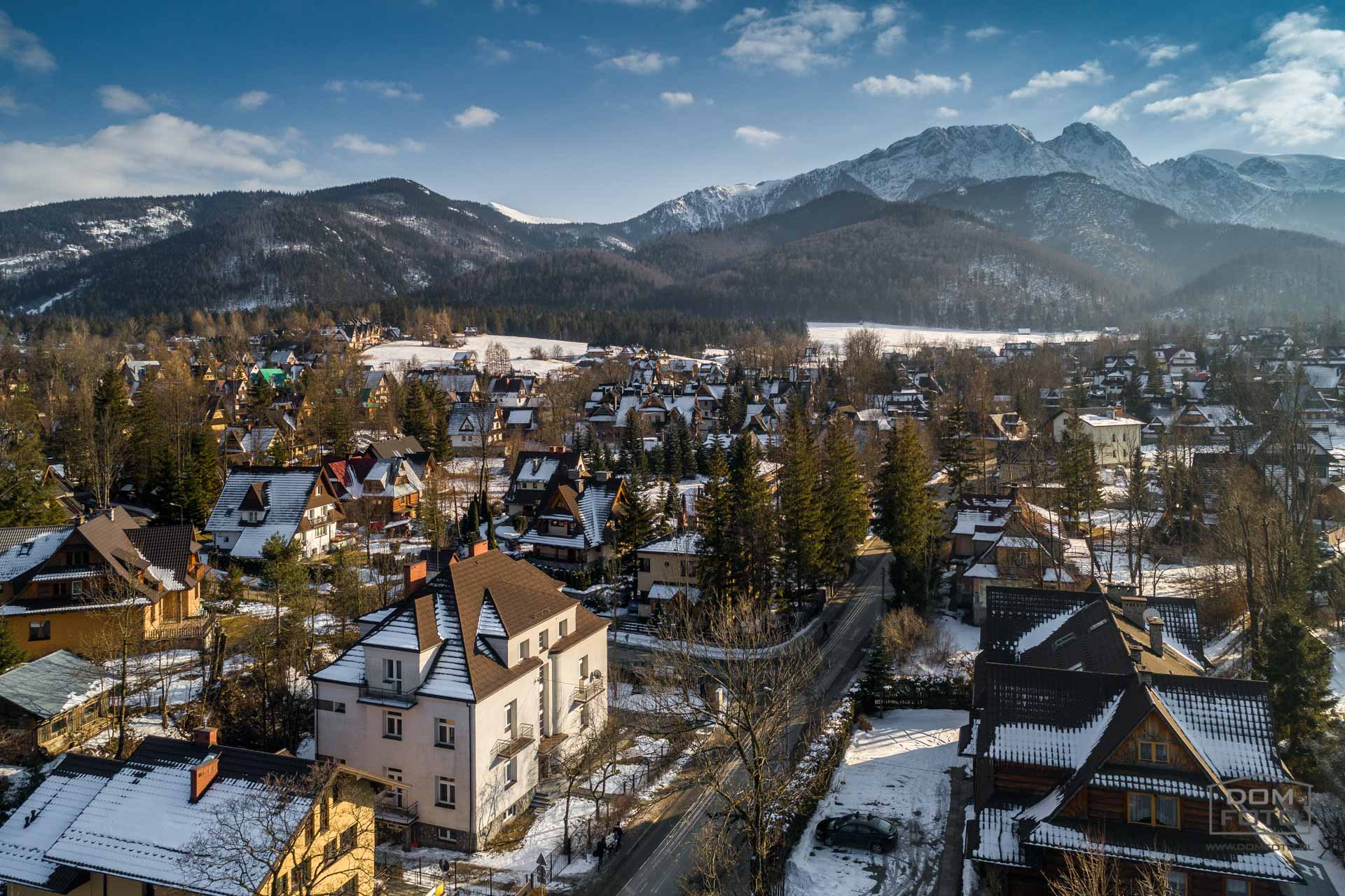 Dron, zdjęcia lotnicze - DOMFOTO - fotograf wnętrz i architektury. Fotografia nieruchomości w miastach: Kraków, Zakopane, Szczawnica, Nowy Targ, Rabka-Zdrój, Nowy Sącz, Myślenice, Kościelisko i całej Polsce.