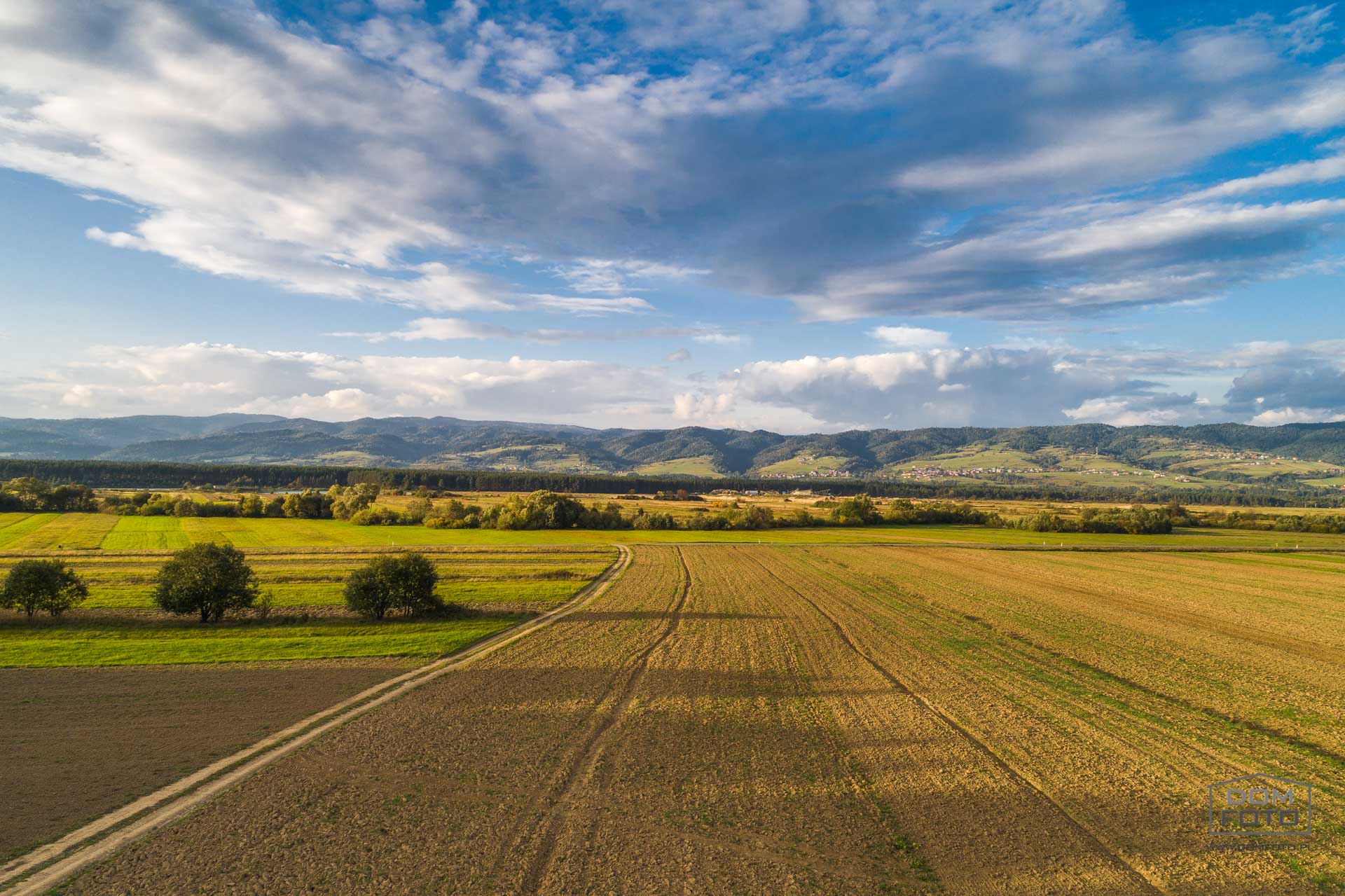 Dron, zdjęcia lotnicze - DOMFOTO - fotograf wnętrz i architektury. Fotografia nieruchomości w miastach: Kraków, Zakopane, Szczawnica, Nowy Targ, Rabka-Zdrój, Nowy Sącz, Myślenice, Kościelisko i całej Polsce.