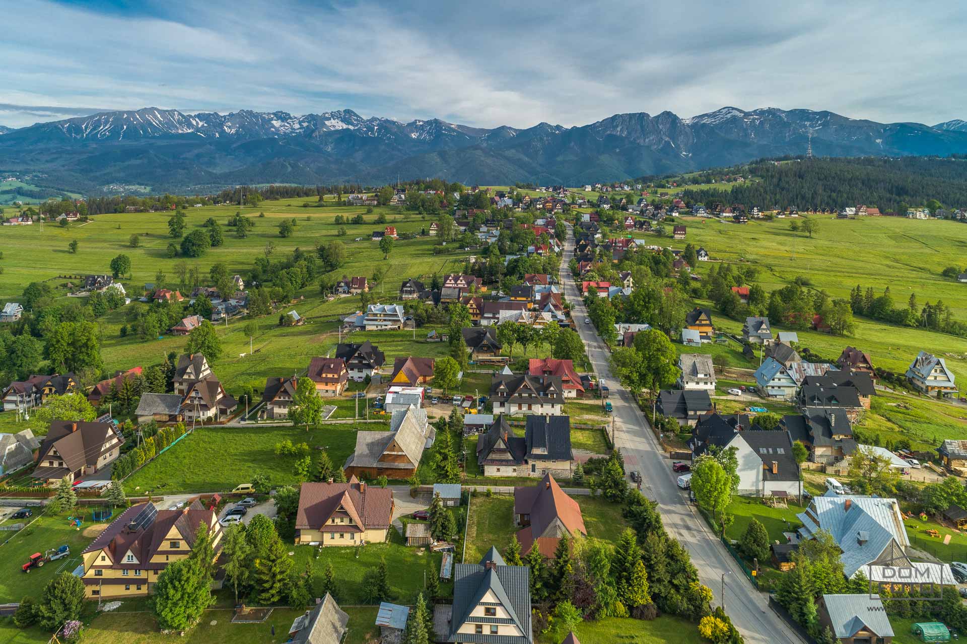 Dron, zdjęcia lotnicze - DOMFOTO - fotograf wnętrz i architektury. Fotografia nieruchomości w miastach: Kraków, Zakopane, Szczawnica, Nowy Targ, Rabka-Zdrój, Nowy Sącz, Myślenice, Kościelisko i całej Polsce.