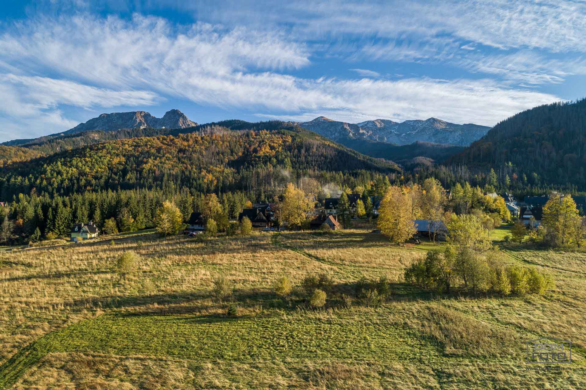 Dron, zdjęcia lotnicze - DOMFOTO - fotograf wnętrz i architektury. Fotografia nieruchomości w miastach: Kraków, Zakopane, Szczawnica, Nowy Targ, Rabka-Zdrój, Nowy Sącz, Myślenice, Kościelisko i całej Polsce.