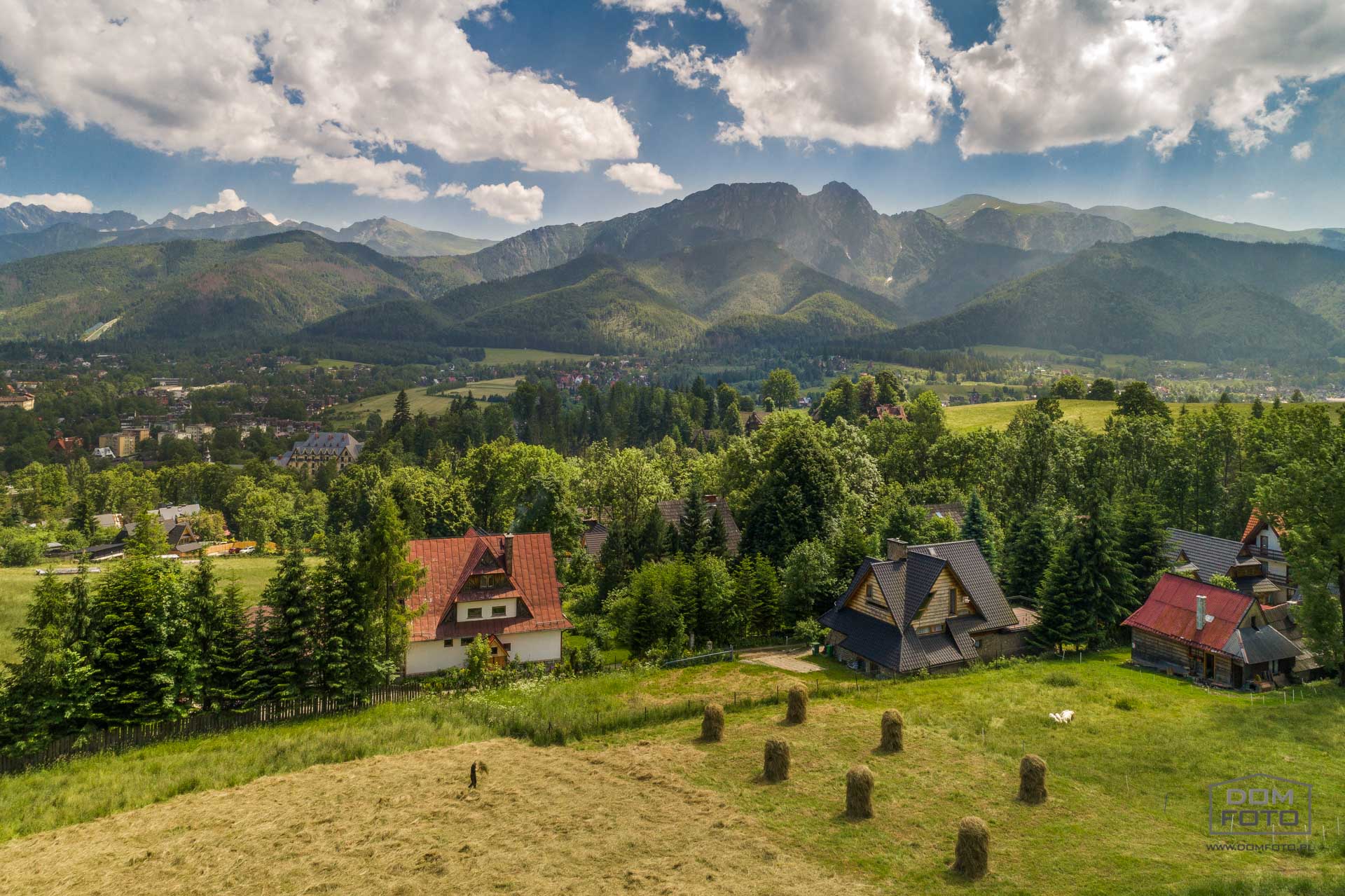 Dron, zdjęcia lotnicze - DOMFOTO - fotograf wnętrz i architektury. Fotografia nieruchomości w miastach: Kraków, Zakopane, Szczawnica, Nowy Targ, Rabka-Zdrój, Nowy Sącz, Myślenice, Kościelisko i całej Polsce.