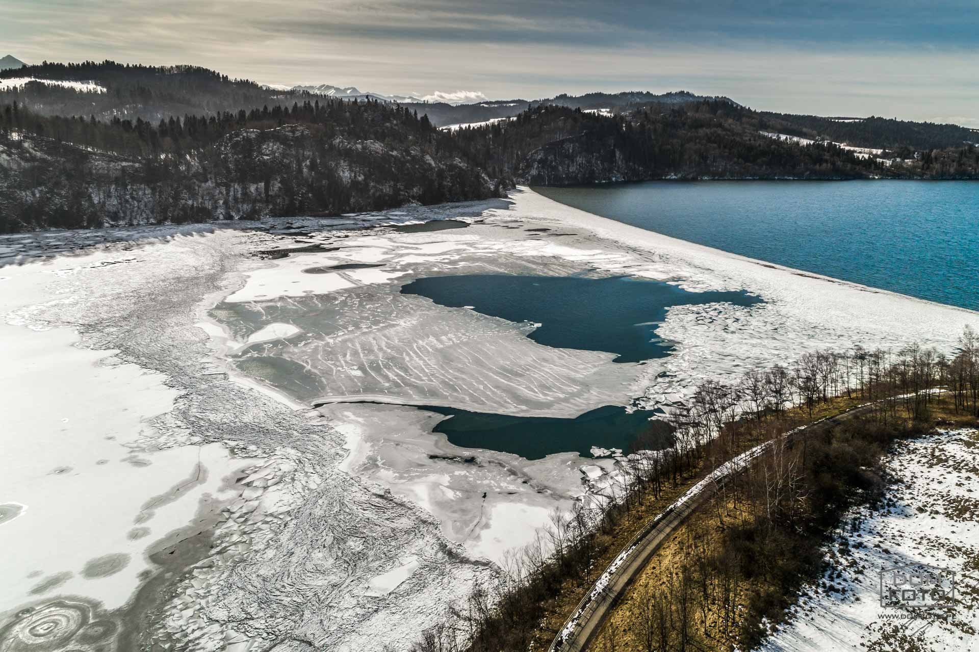 Dron, zdjęcia lotnicze - DOMFOTO - fotograf wnętrz i architektury. Fotografia nieruchomości w miastach: Kraków, Zakopane, Szczawnica, Nowy Targ, Rabka-Zdrój, Nowy Sącz, Myślenice, Kościelisko i całej Polsce.