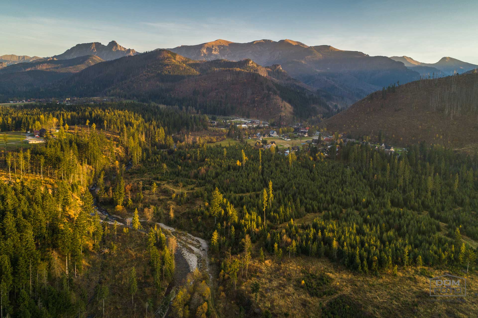 Dron, zdjęcia lotnicze - DOMFOTO - fotograf wnętrz i architektury. Fotografia nieruchomości w miastach: Kraków, Zakopane, Szczawnica, Nowy Targ, Rabka-Zdrój, Nowy Sącz, Myślenice, Kościelisko i całej Polsce.