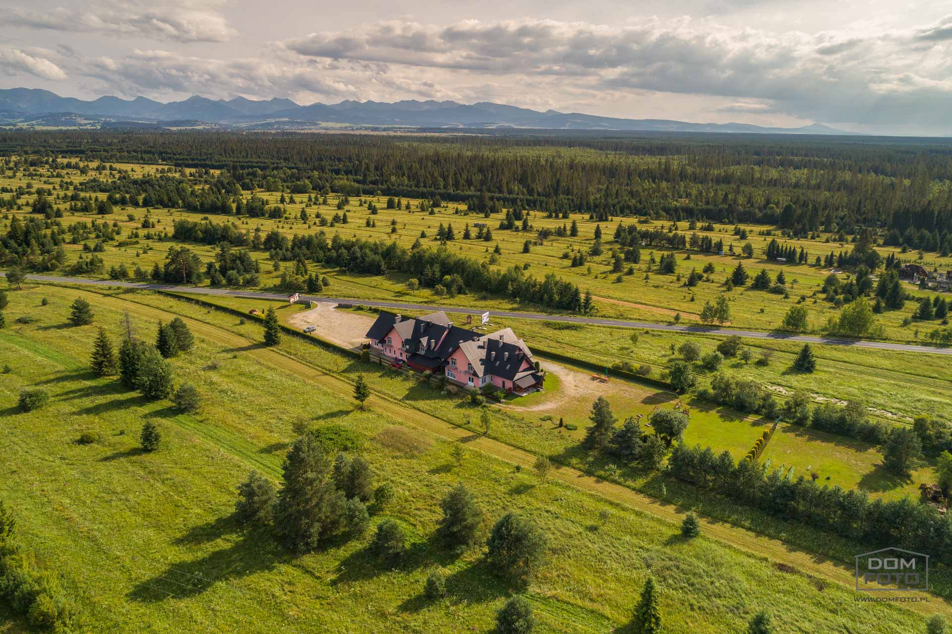 Dron, zdjęcia lotnicze - DOMFOTO - fotograf wnętrz i architektury. Fotografia nieruchomości w miastach: Kraków, Zakopane, Szczawnica, Nowy Targ, Rabka-Zdrój, Nowy Sącz, Myślenice, Kościelisko i całej Polsce.