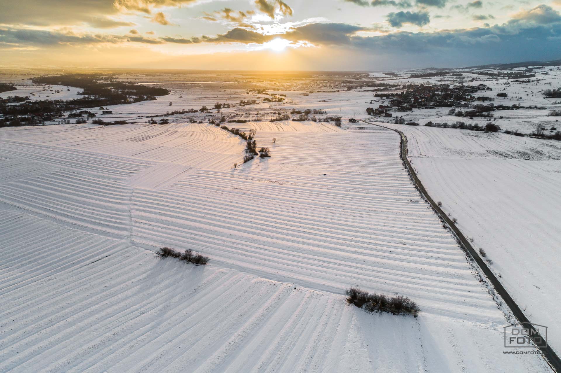 Dron, zdjęcia lotnicze - DOMFOTO - fotograf wnętrz i architektury. Fotografia nieruchomości w miastach: Kraków, Zakopane, Szczawnica, Nowy Targ, Rabka-Zdrój, Nowy Sącz, Myślenice, Kościelisko i całej Polsce.