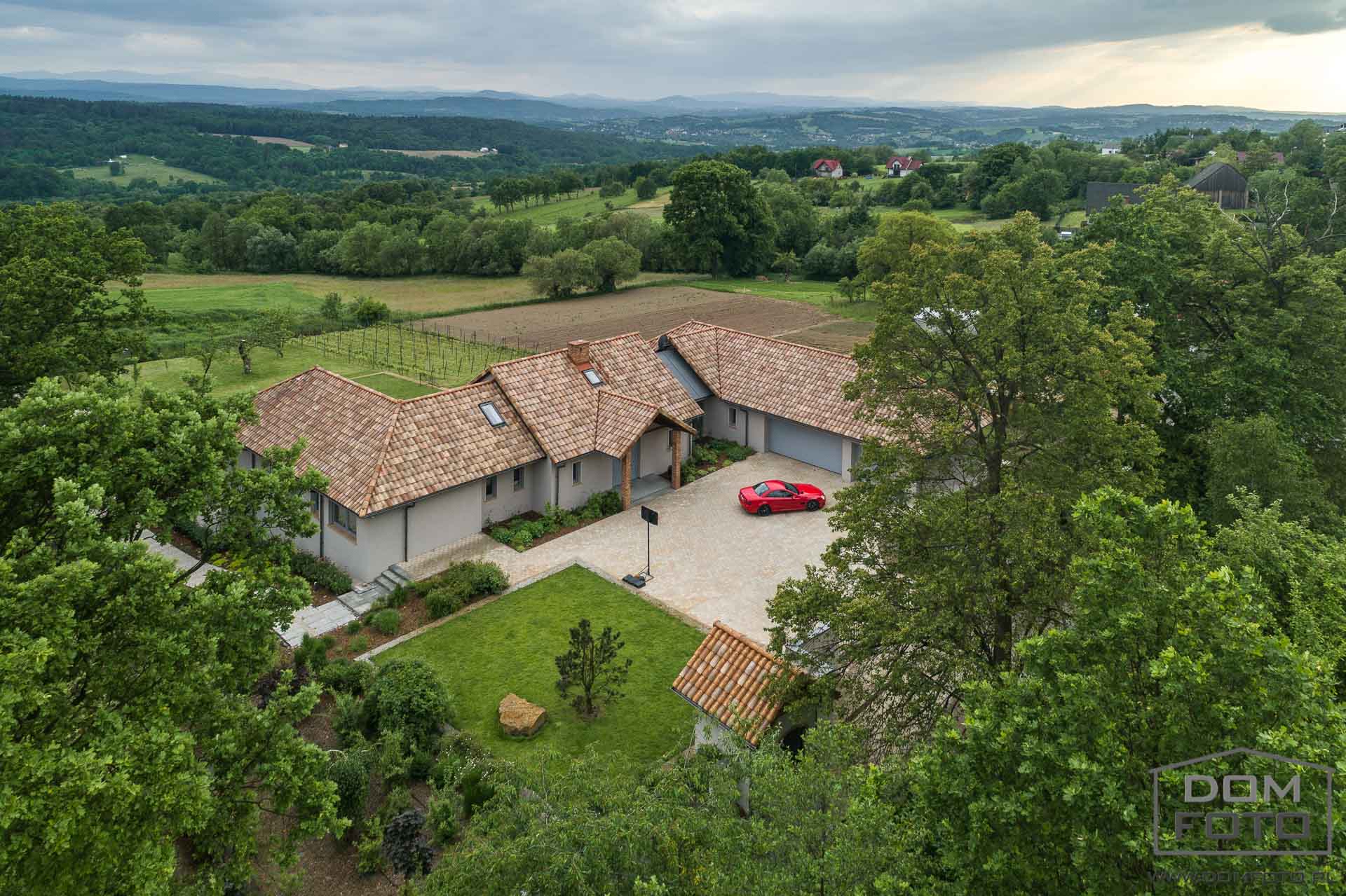 Dron, zdjęcia lotnicze - DOMFOTO - fotograf wnętrz i architektury. Fotografia nieruchomości w miastach: Kraków, Zakopane, Szczawnica, Nowy Targ, Rabka-Zdrój, Nowy Sącz, Myślenice, Kościelisko i całej Polsce.